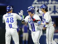 ７回、満塁本塁打を放ち、ナインに祝福される牧（中央）＝撮影・西岡正
