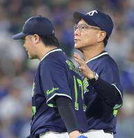 ７回、満塁本塁打を浴びて降板する清水（左）をなぐさめる池山監督（撮影・西岡正）