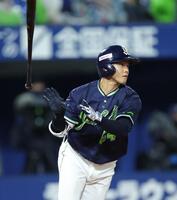 ５回、右越えに適時二塁打を放つ岩田（撮影・西岡正）