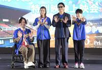 イベントに登壇した（左から）寺田ユースケ、黒島結菜、松本利夫、吉田葵（撮影・千葉大輝）