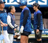 試合前練習で度会（右）と話す石川（撮影・西岡正）