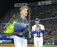 相川監督（右）の前でスタンドのファンにあいさつする石川（撮影・西岡正）
