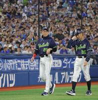 レフトスタンドへのあいさつを終え、引き揚げる池山監督（撮影・西岡正）