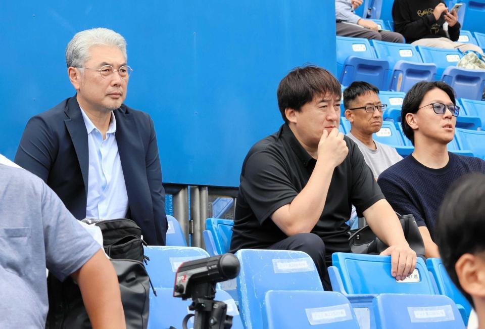 　青学大の視察に訪れる楽天・吉井監督（左）と石井ＧＭ