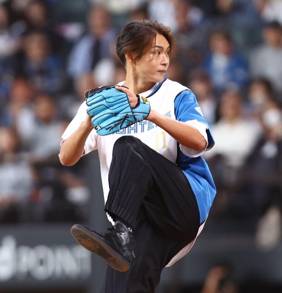 ファーストピッチセレモニーで投球する純烈・白川裕二郎（撮影・中島達哉）