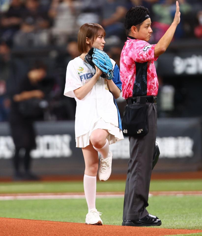 始球式を務める秋元真夏（撮影・中島達哉）