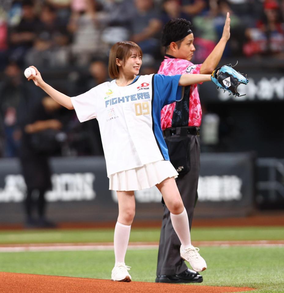 始球式を務める秋元真夏（撮影・中島達哉）