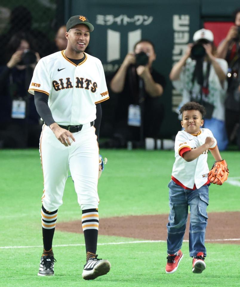 長男ルーカス君とセレモニアルピッチに臨むマルティネス