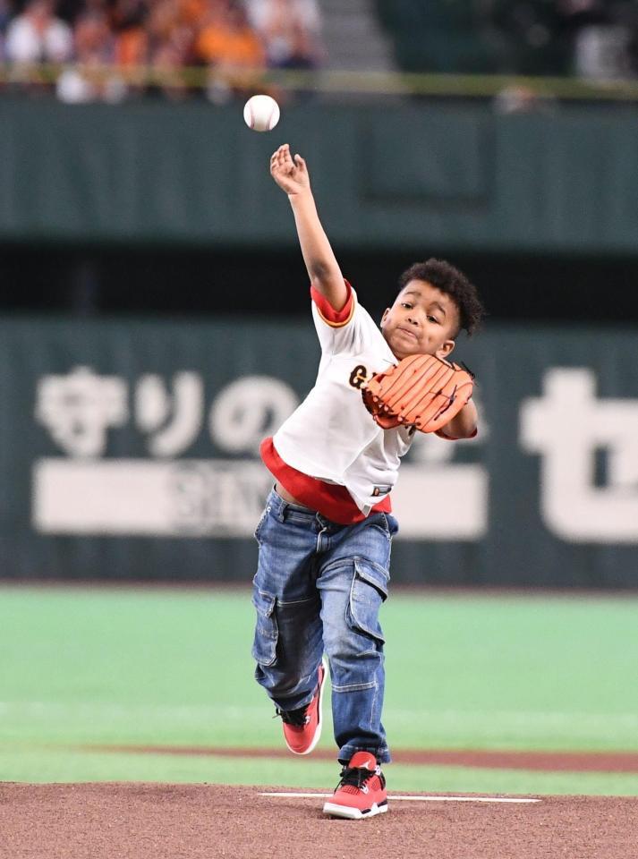 マルティネスの息子・ルーカス君がセレモニアルピッチに登場した（撮影・園田高夫）