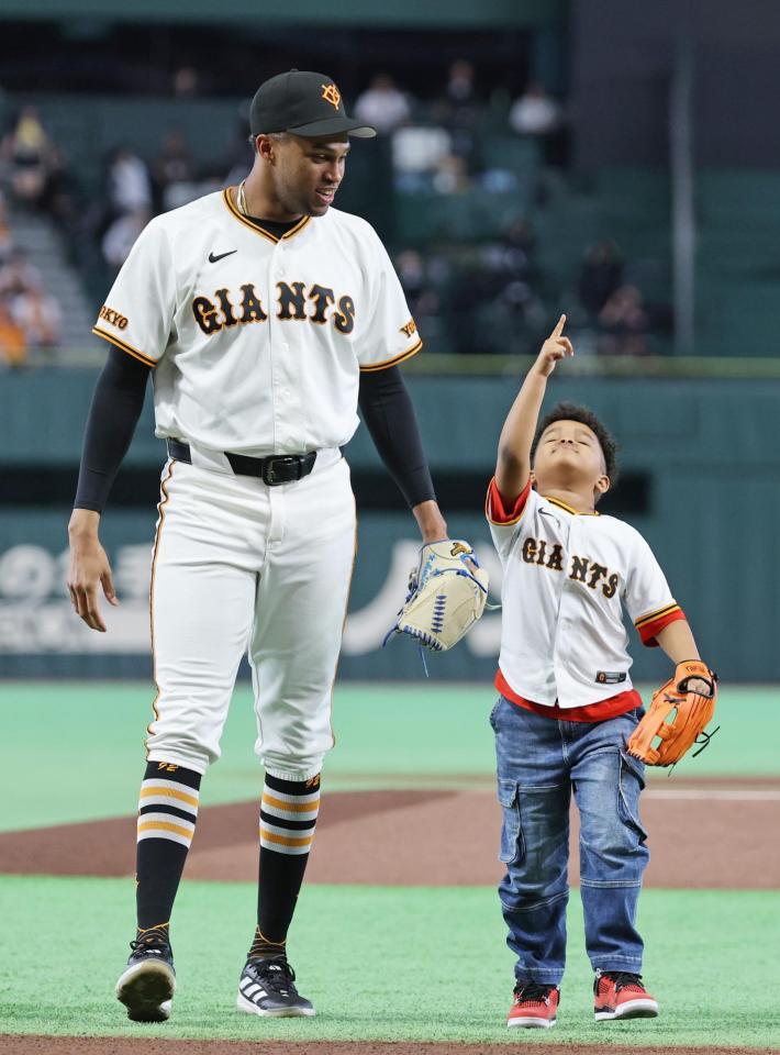 ファーストピッチセレモニーの投球後、ポーズを取るマルティネス（左）の息子ランディ君