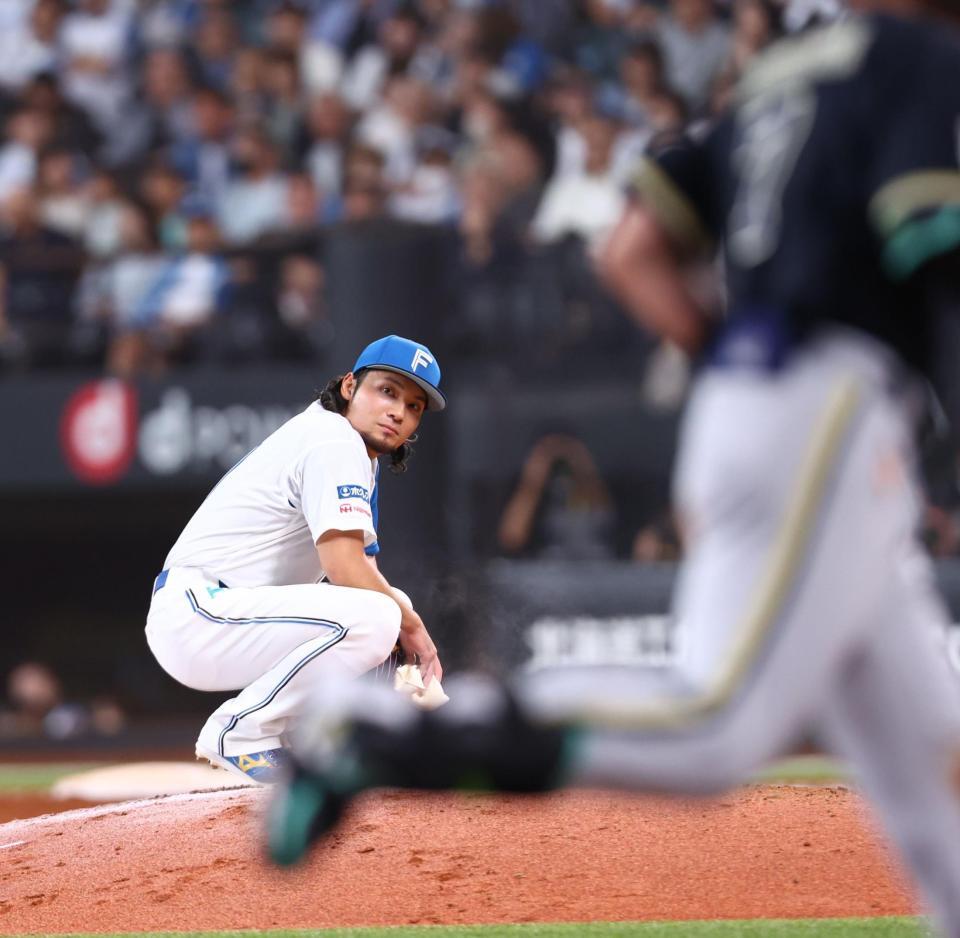 ７回、西川（右）に勝ち越し２ランを浴び、しゃがみ込む伊藤（撮影・中島達哉）