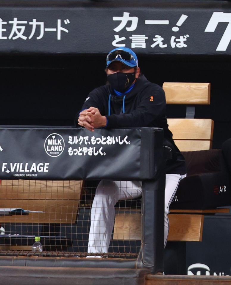 ８回、戦況を見つめる新庄監督（撮影・中島達哉）