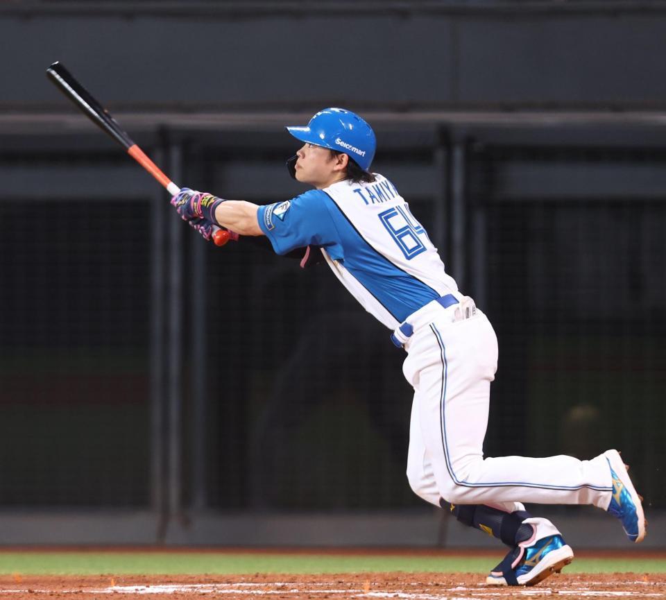 ４回、同点２ランを放つ田宮（撮影・中島達哉）