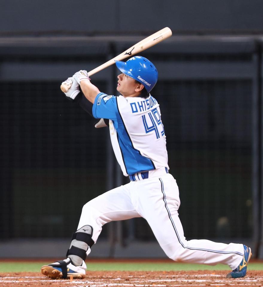 ５回、勝ち越しソロを放つ大塚（撮影・中島達哉）