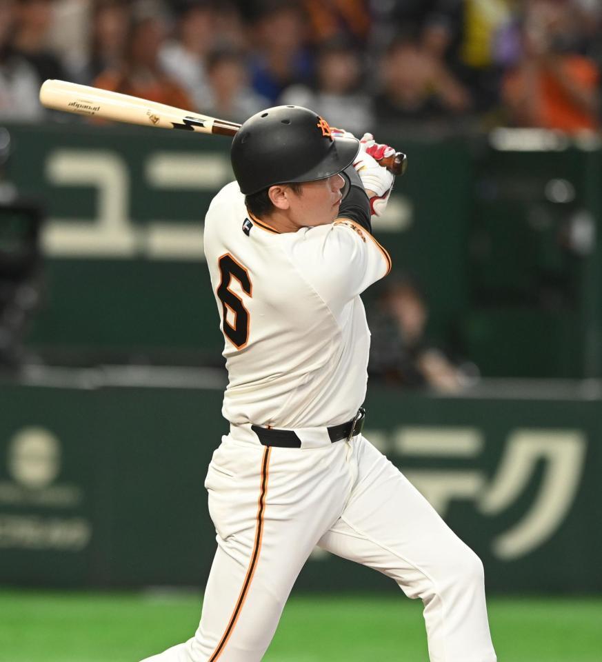 ４回、左前への適時打を放った坂本（撮影・園田高夫）