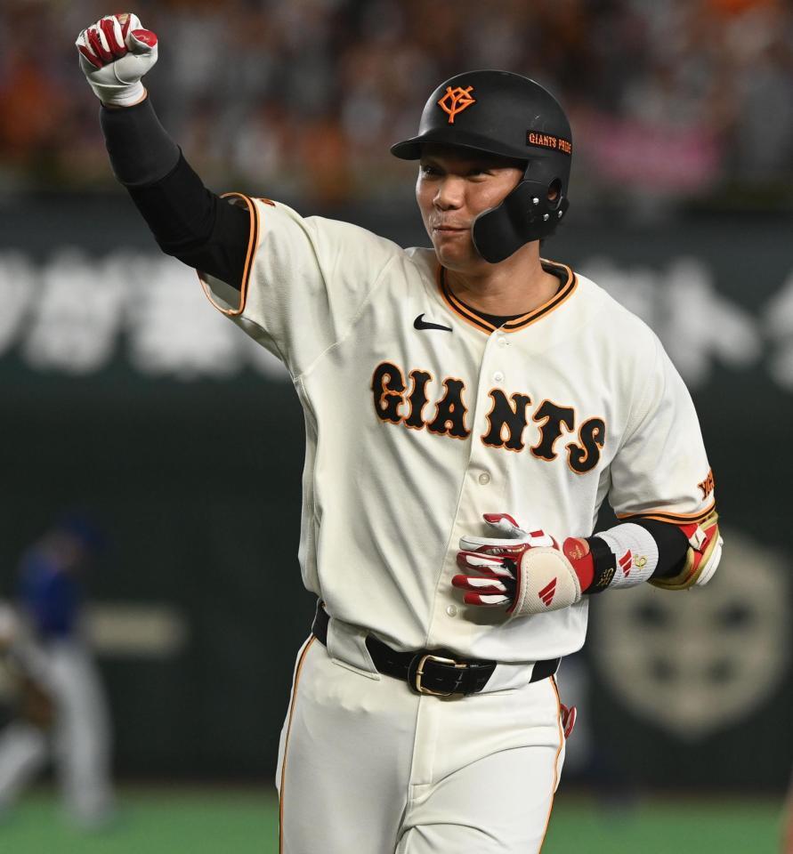 ４回、左前への適時打を放ちガッツポーズをする坂本（撮影・園田高夫）