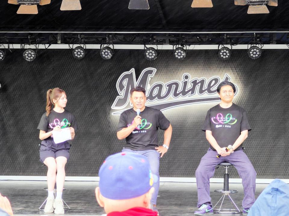 トークショーを行った侍・井口監督（中）、ものまねアーティストＪＰ（右）、フリーアナウンサーの三宅絹沙