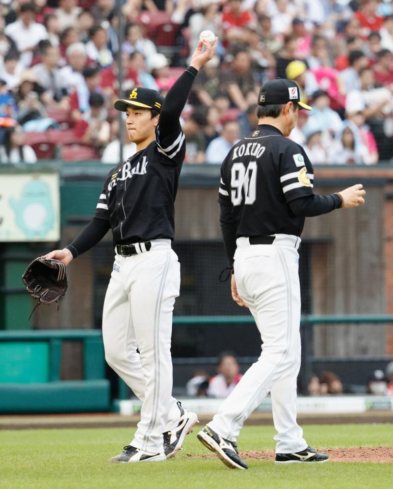 ５回途中、降板するソフトバンク・前田悠。右は小久保監督