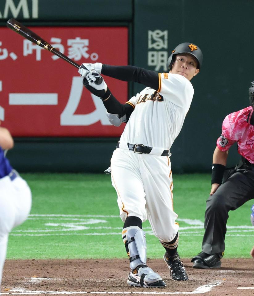６回、佐々木が右越えに２ランを放つ
