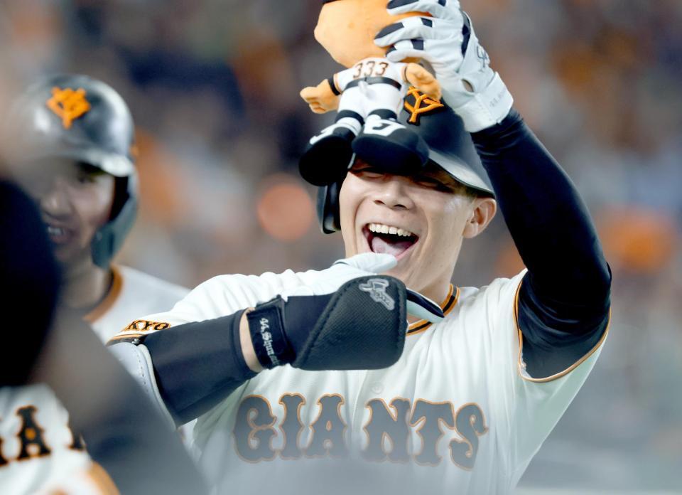 ６回、２ランを放ち笑顔の佐々木