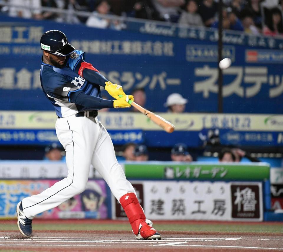 １回、カナリオが右中間に先頭打者本塁打を放つ