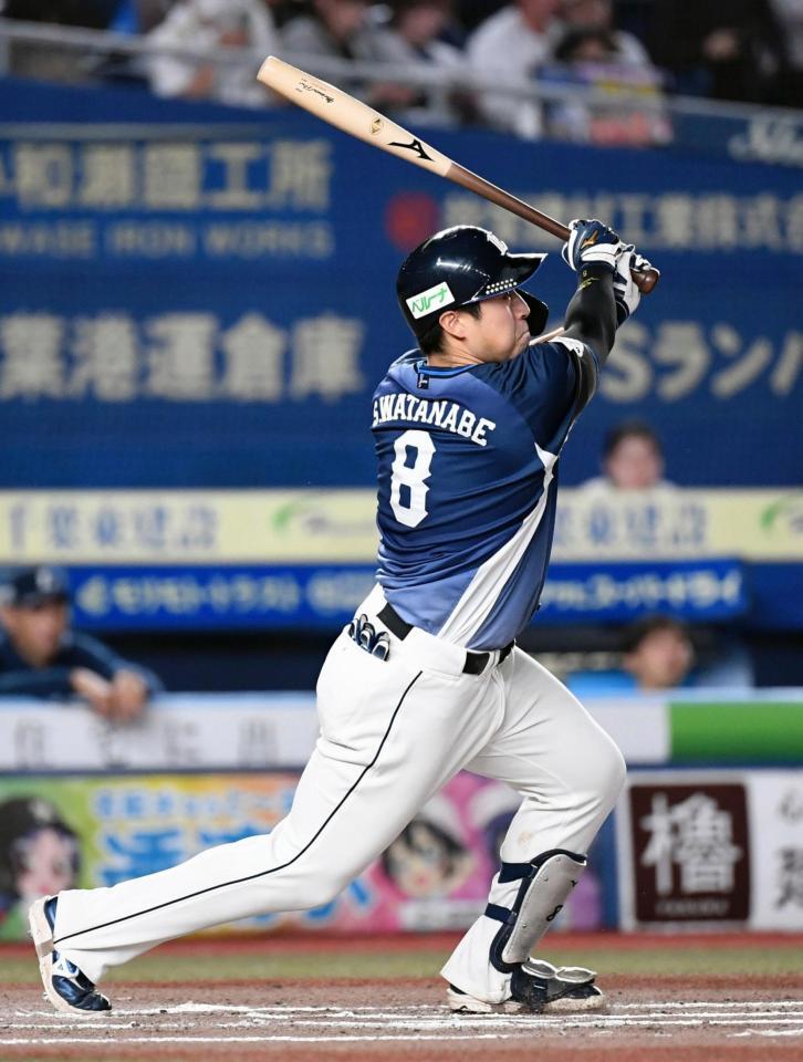 ７回、渡部が中越えに本塁打を放つ