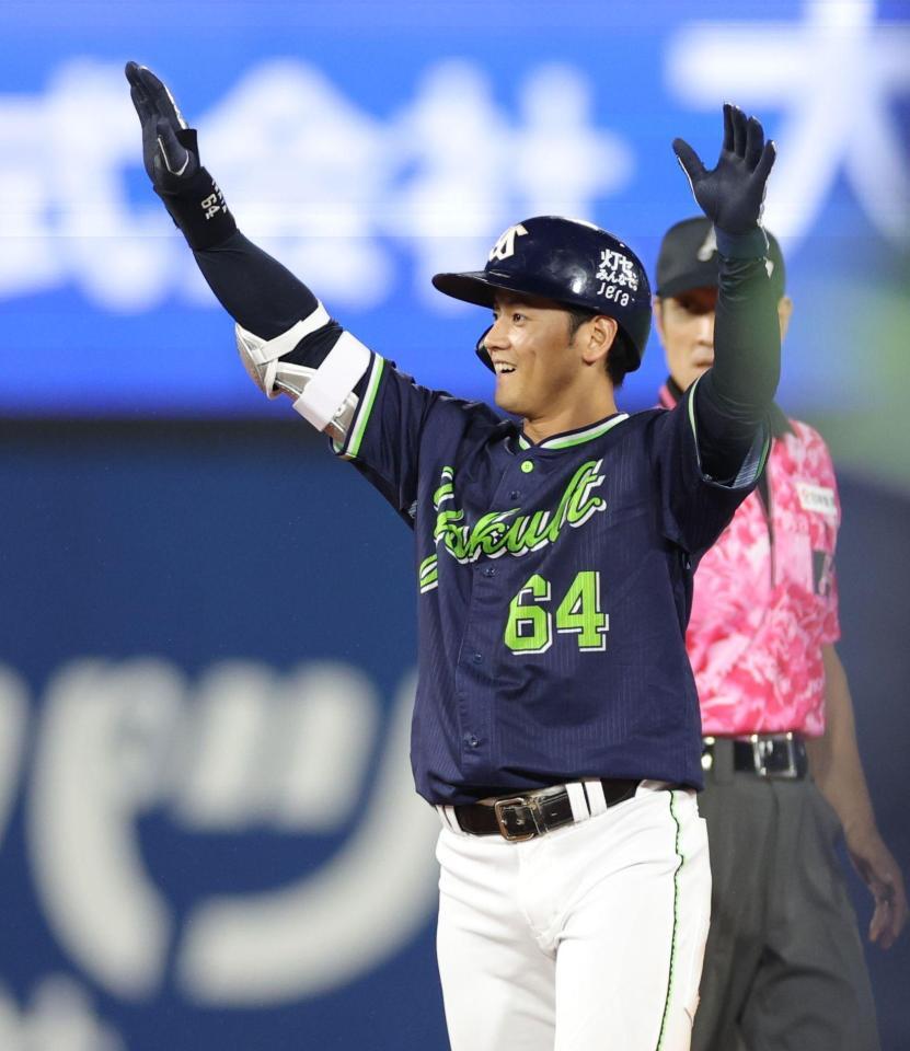 ５回、適時二塁打を放ち、ベンチへ向かって両手を上げる岩田（撮影・西岡正）