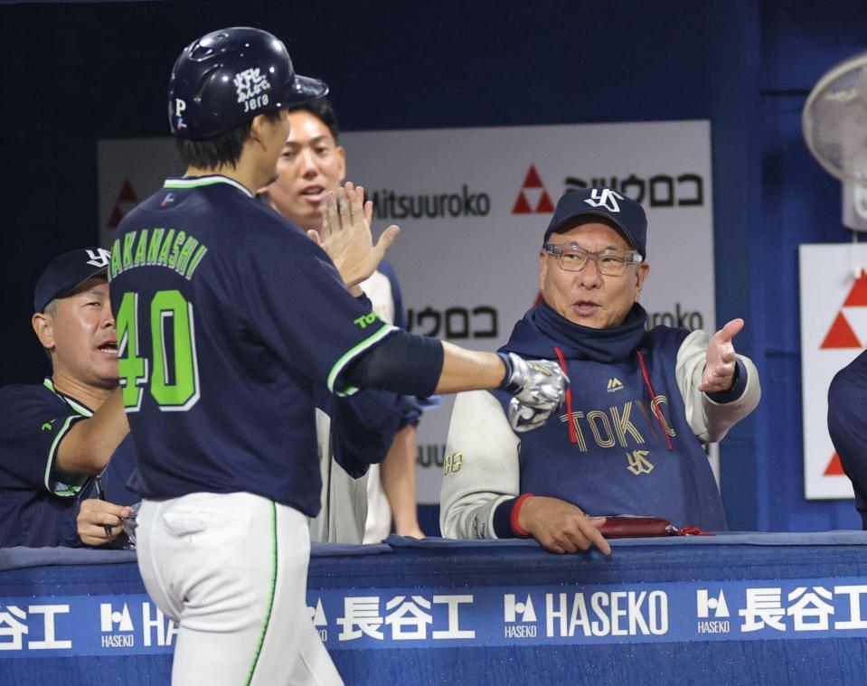 ５回、岩田の適時二塁打で生還した高梨（左）を迎える池山監督（撮影・西岡正）