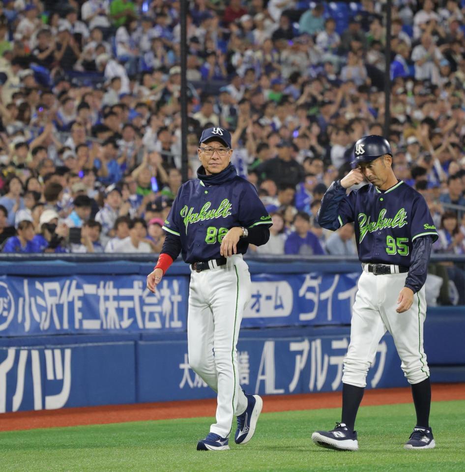 レフトスタンドへのあいさつを終え、引き揚げる池山監督（撮影・西岡正）