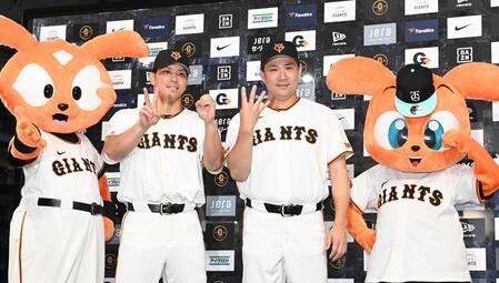 　日米通算２０４勝を挙げた田中将（右）と打のヒーローの大城（撮影・園田高夫）