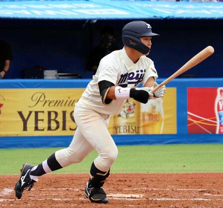 　７回、右前打を打つ明大・榊原