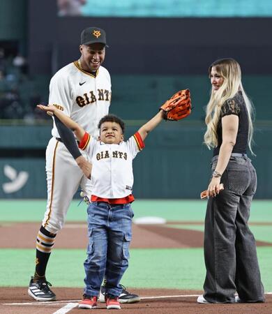ファーストピッチセレモニーの投球後、声援に応えるマルティネス（左）の息子ルーカス君。右はリリエン夫人