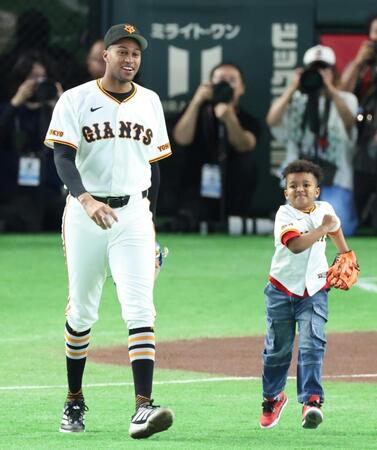長男ルーカス君とセレモニアルピッチに臨むマルティネス