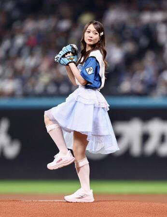 ファーストピッチセレモニーで投球するつばきファクトリー・谷本安美（撮影・中島達哉）
