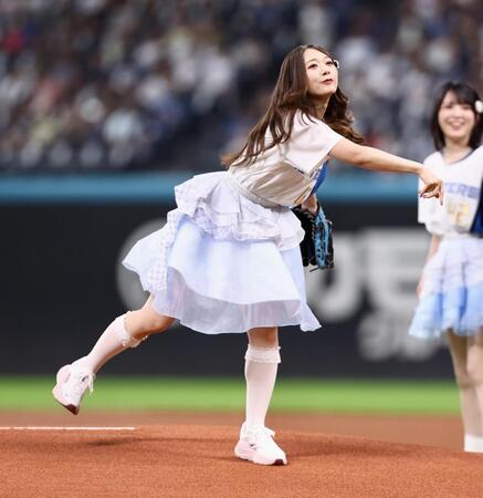 ファーストピッチセレモニーで投球するつばきファクトリー・谷本安美（撮影・中島達哉）