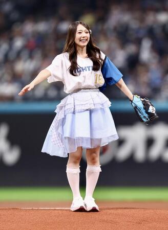 ファーストピッチセレモニーで投球し、笑顔を見せるつばきファクトリー・谷本安美（撮影・中島達哉）