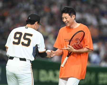 ファーストピッチのボールを渡され笑顔を見せる松岡修造氏（右）＝撮影・園田高夫