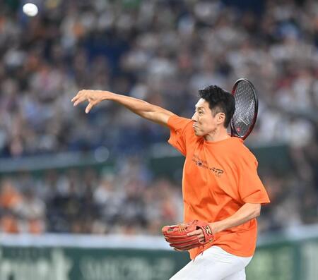 ファーストピッチを行った松岡修造氏（撮影・園田高夫）