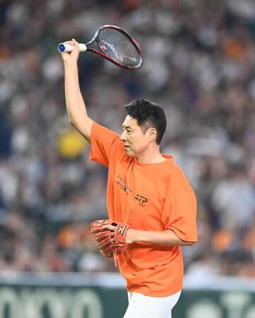 テニスラケットで素振りをする松岡修造氏（撮影・園田高夫）