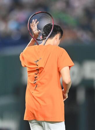 背中にテニスラケットを入れてマウンドに行く松岡修造氏（撮影・園田高夫）