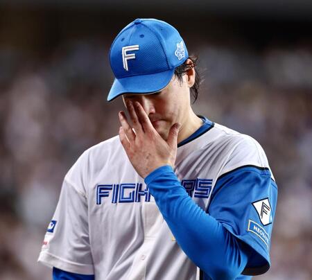 ２回までに５失点し、うつむきながらベンチに戻る有原（撮影・中島達哉）