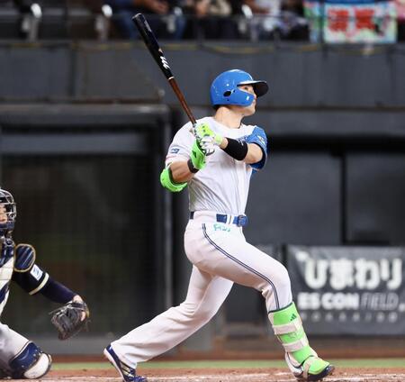 ２回、２０号ソロを放つ清宮（撮影・中島達哉）