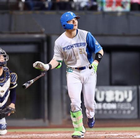 ２回、２０号ソロを放つ清宮（撮影・中島達哉）