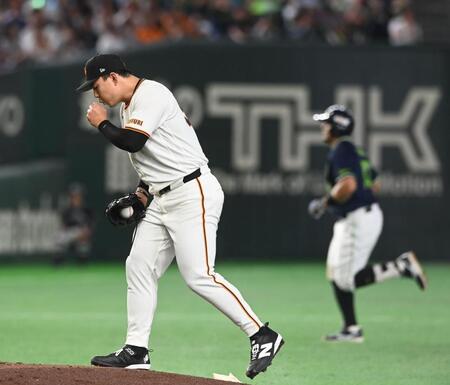 ４回、オスナの先制ソロを浴びガックリの小笠原（撮影・園田高夫）