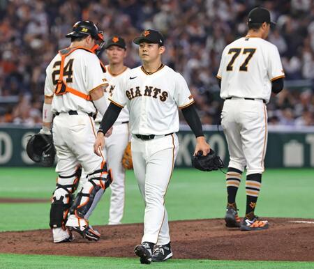 ６回途中、降板する小笠原（中央）