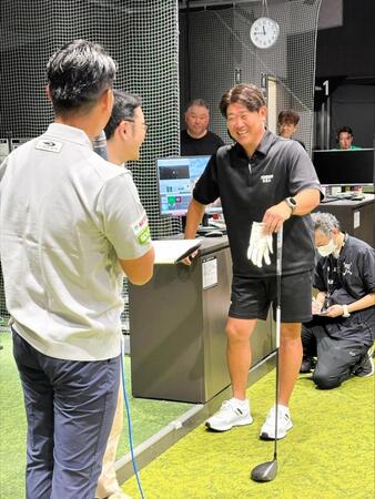 ゴルフで飛距離を争うドラコン対決を楽しむ松坂大輔氏