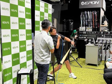バットを使って野球とゴルフの共通点を語る松坂大輔氏
