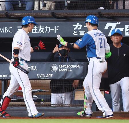 ６回、ソロを放った清宮幸（右から２人目）を迎える新庄監督＝撮影・中島達哉