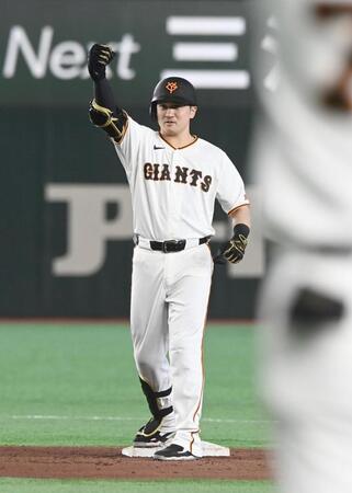 ７回、逆転打を放ちガッツポーズをする泉口（撮影・園田高夫）