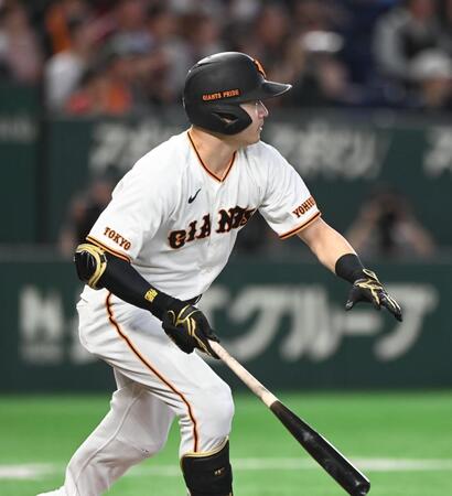 ７回、逆転の２点タイムリー二塁打を放った泉口（撮影・園田高夫）